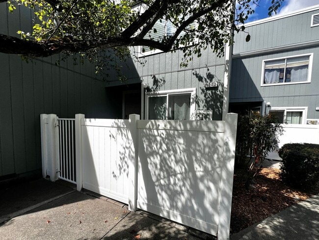 Building Photo - Charming 3-Bedroom Home in Desirable Rohne...