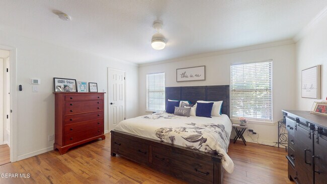 Building Photo - 453 El Camino Dr
