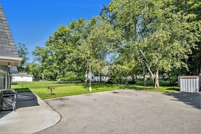 Building Photo - $1250 /2-bedr/1.5 bath town house duplex; tenant pays only electric (Kalamazoo)