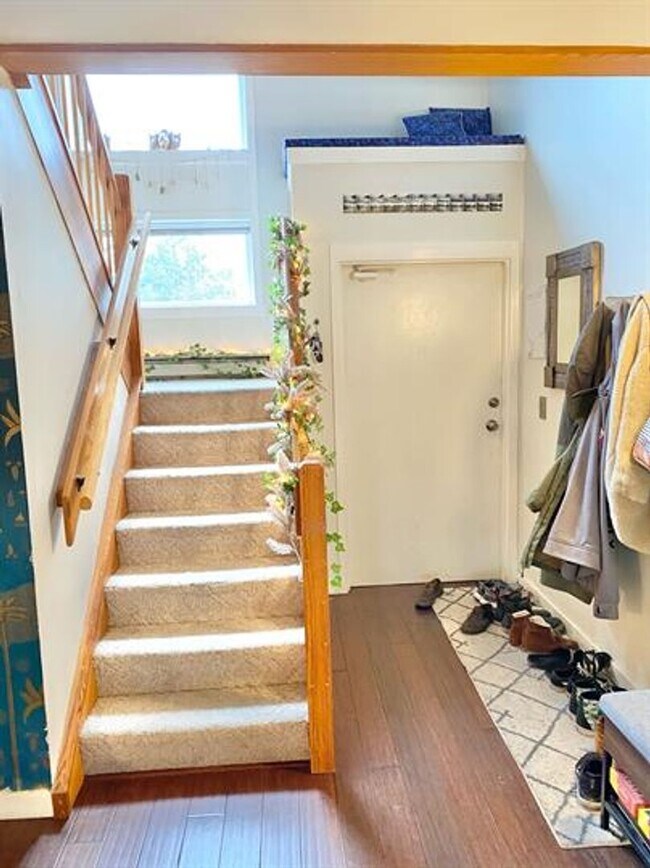 Building Photo - 2 Bedroom Condo South End of Burlington