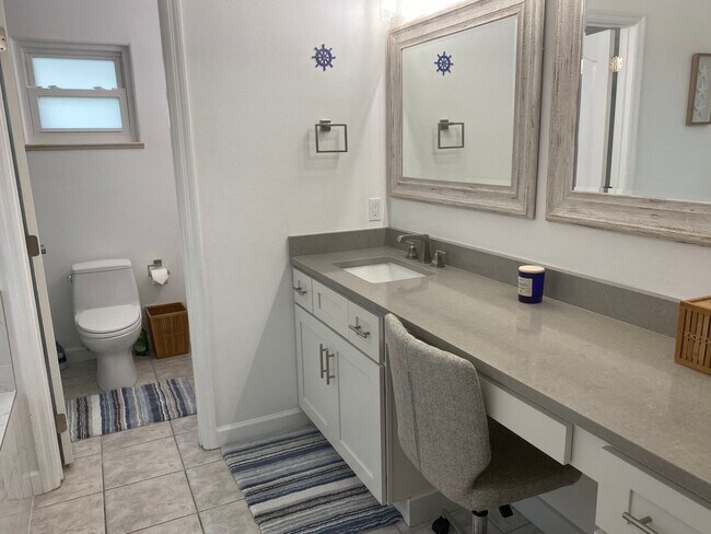 Building Photo - Sunset Lakes