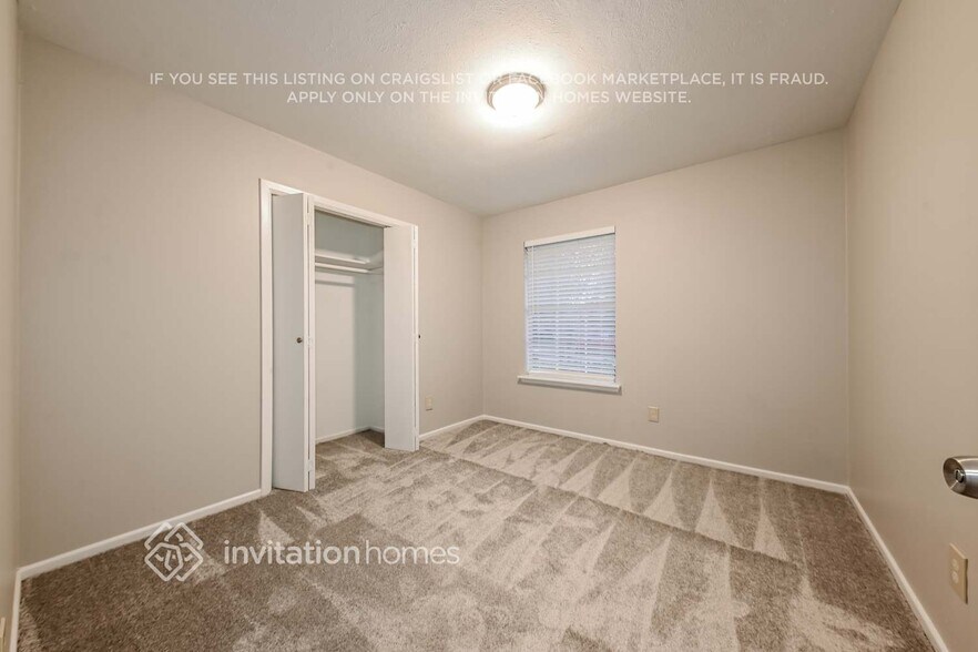 Building Photo - 2324 Lovell Dr