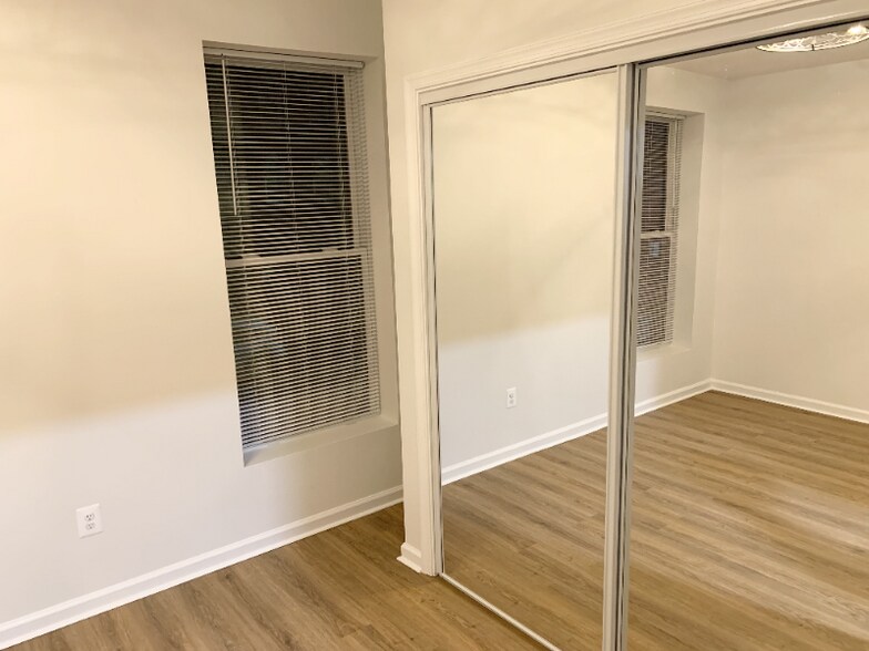 Building Photo - 1600 S Charles St