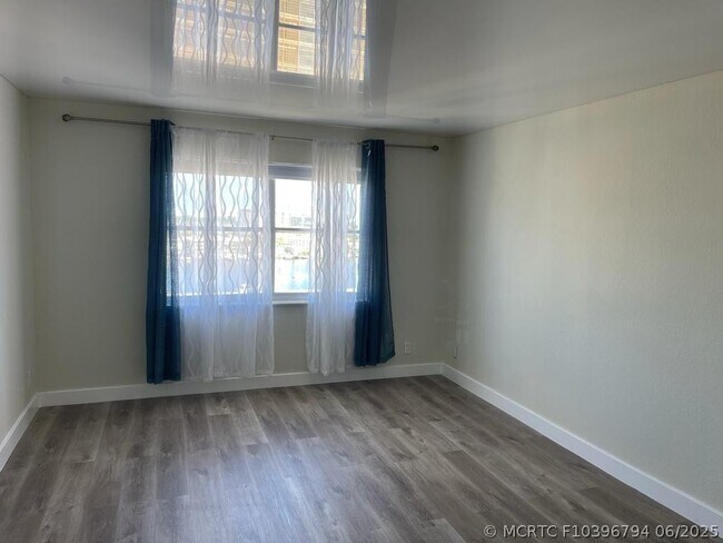 Building Photo - 401 Golden Isles Dr