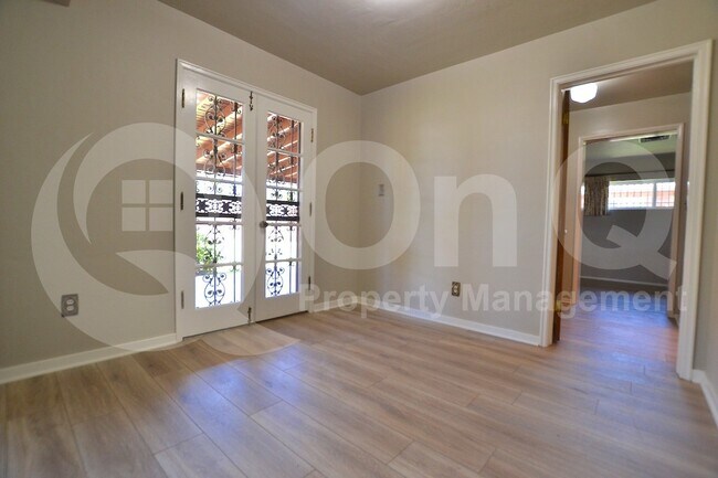 Building Photo - 1930 E Solano Dr