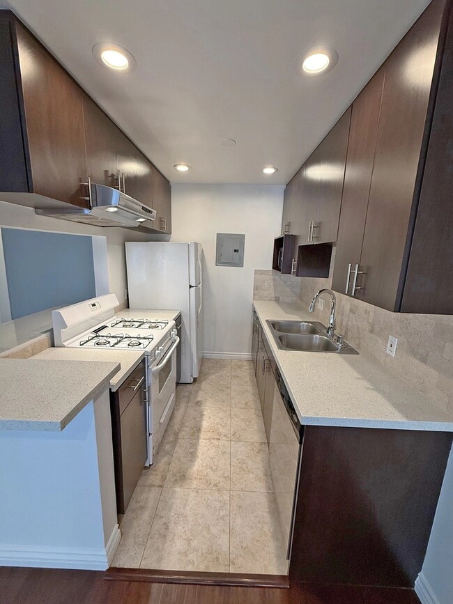 Building Photo - 536 N Sweetzer Ave