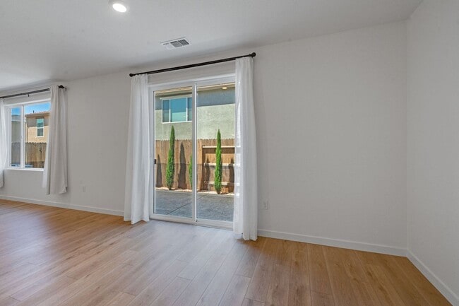 Building Photo - Never Lived In 4 Bedroom Home for Rent in Folsom Ranch!