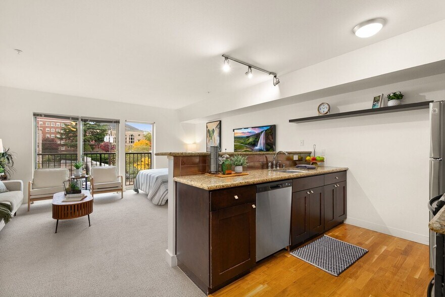 Building Photo - Renovated Studio in Capitol Hill with Rooftop City Views!!!!