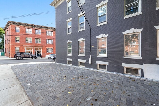 Building Photo - 40 Brackett St
