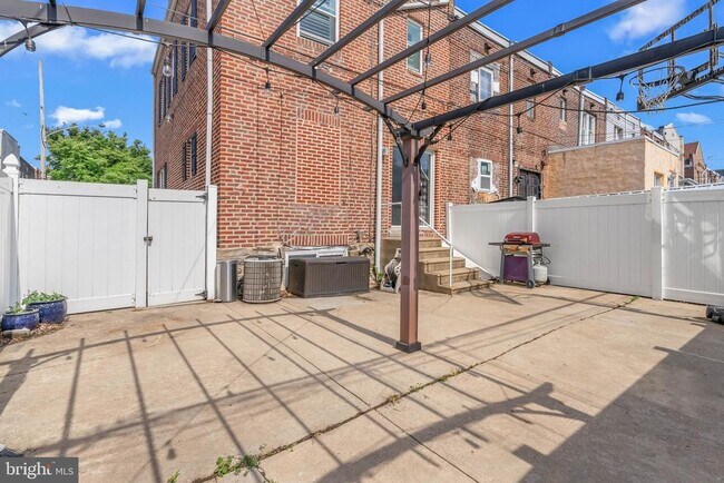 Building Photo - 2727 S 12th St