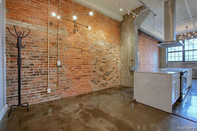 Building Photo - 6533 E Jefferson Ave