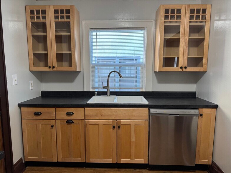 Building Photo - 1131 Lincoln Ave