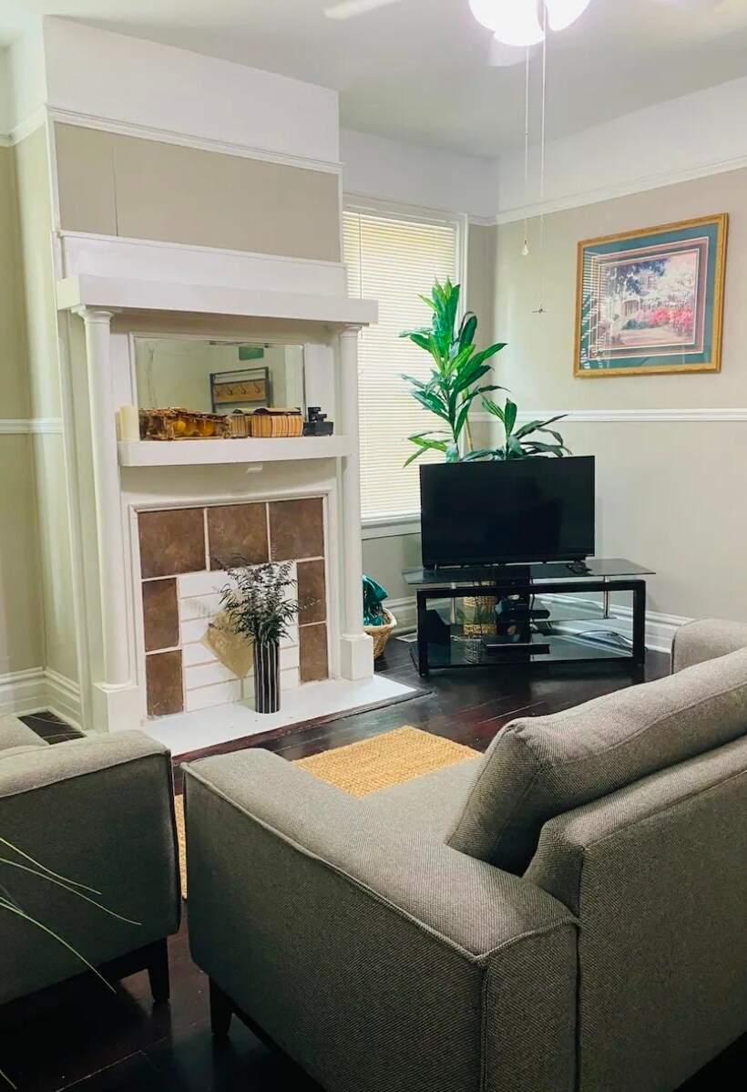 Equipped with TV with Netflix, etc. - 2234 Central Ave