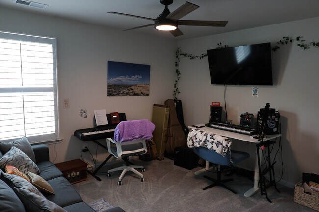 Building Photo - 136 Dogwood Grv Pl