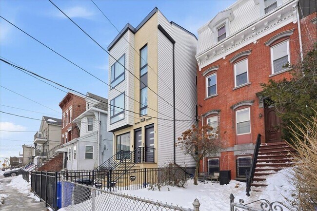 Building Photo - 289 Forrest St