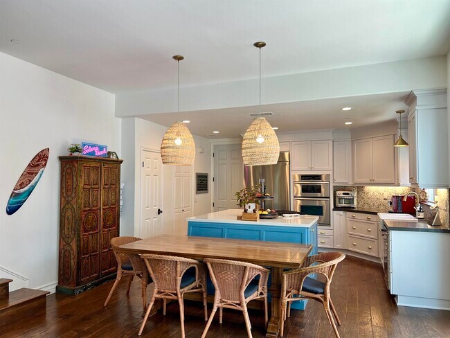 Building Photo - 517 N Cedros Ave