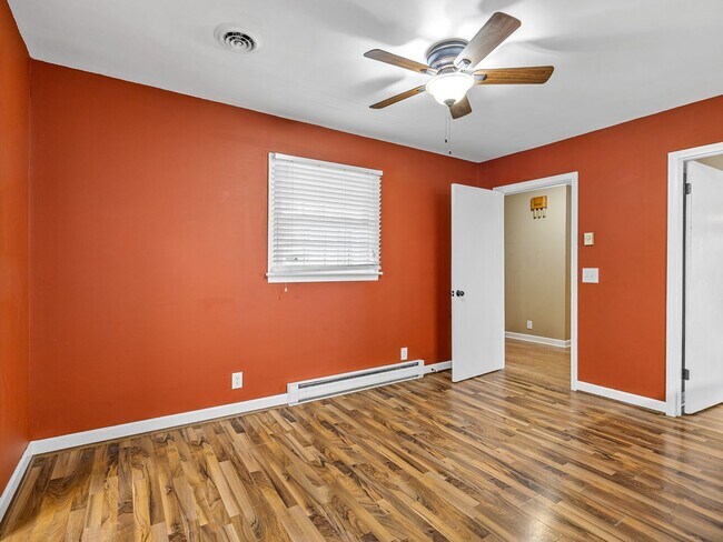Building Photo - Spacious 2 bedroom 1.5 bathroom home in th...