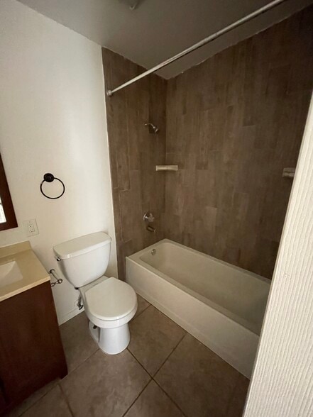 Main Bathroom - 514 Doolittle Ave