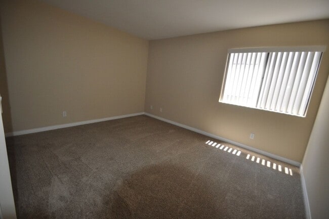 Building Photo - 2 Bedroom 2 Bath Condo with Pool and Priva...