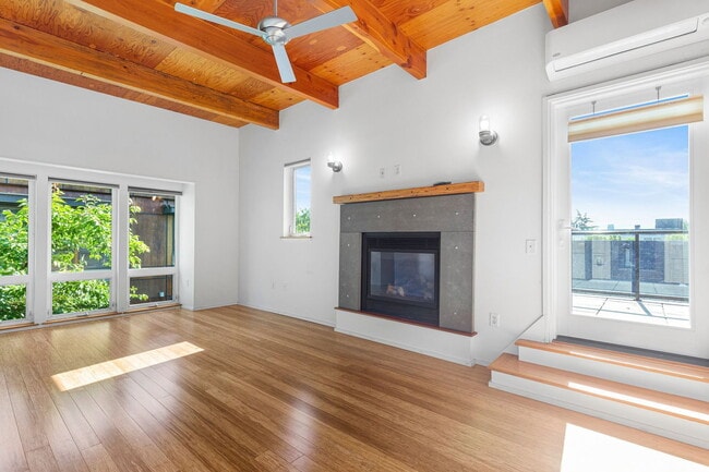 Building Photo - 500 NE Brazee St