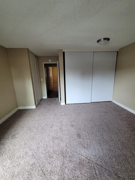 Building Photo - 8585 SW Canyon Ln