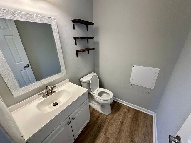 Building Photo - 3 Bedroom 1.5 Bathroom Home - Newly Updated - Available Now