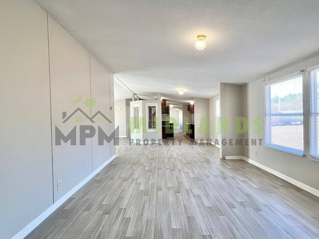 Building Photo - 323 Tabor Dr