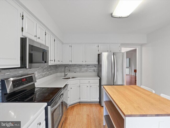 Building Photo - 11645 Newbridge Ct