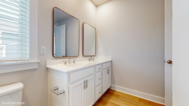 Building Photo - 314 E Lake St