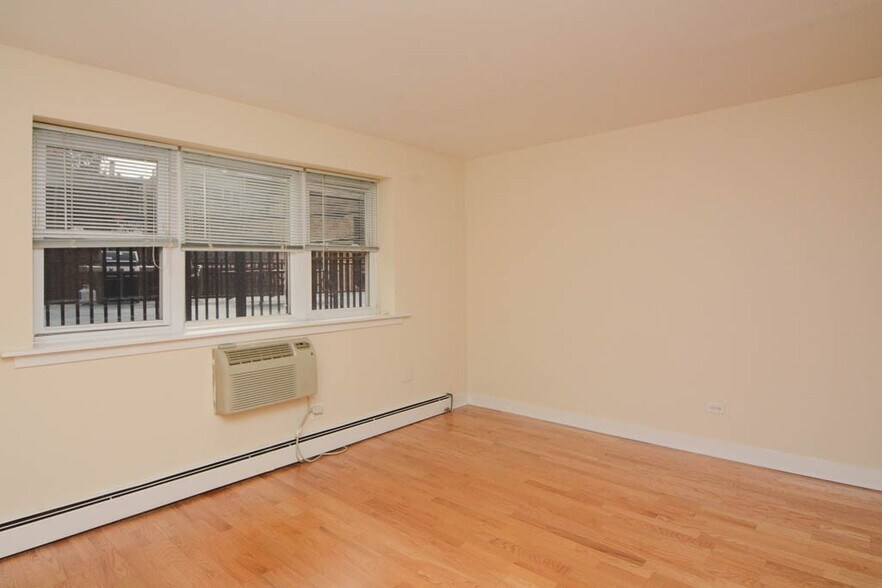 Building Photo - 630 W Wrightwood Ave