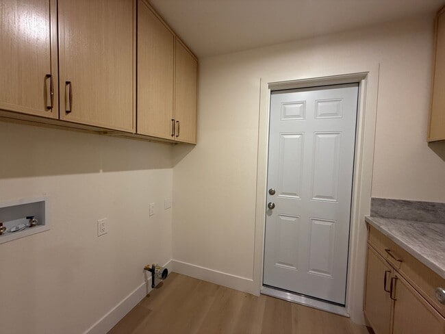 Building Photo - Gorgeous 3 bedrooms, 2.5 baths home