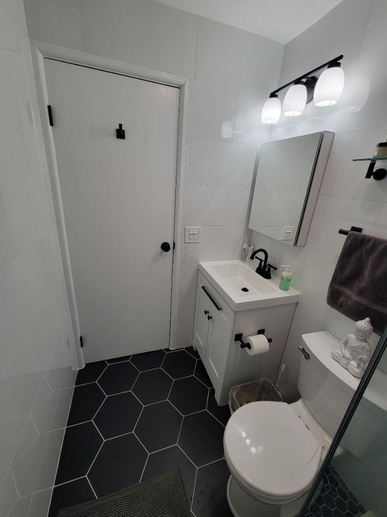 Bathroom - 3900 N Pine Grove Ave