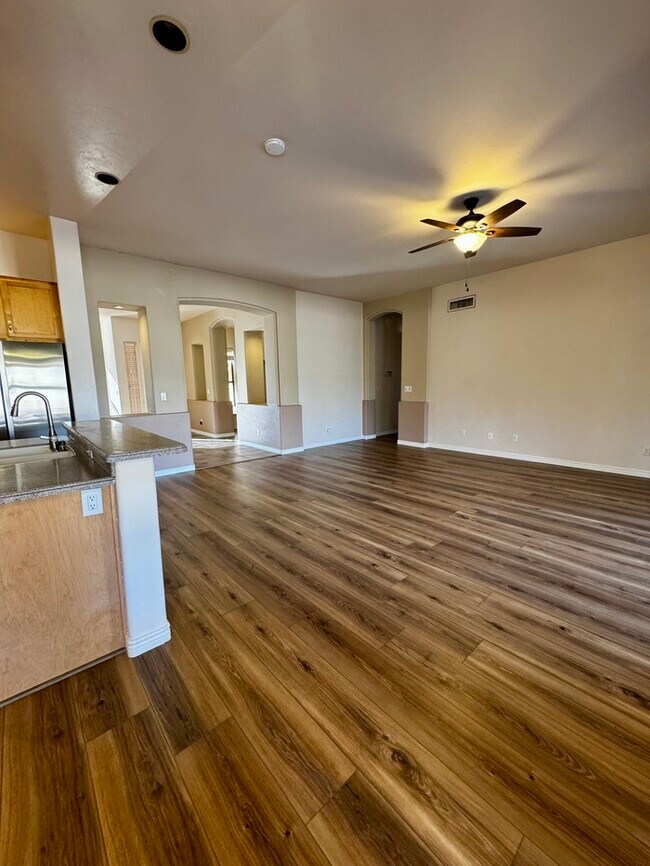 Building Photo - FOR RENT