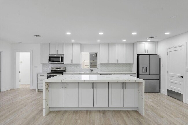 Building Photo - 808 NE 72nd St