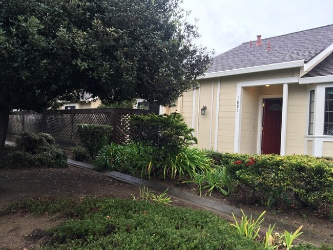 Building Photo - Great 2 Bedroom 2 Bath Condo in Seaside