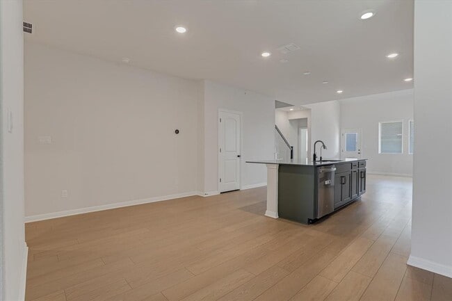 Building Photo - 168 Kings Cyn Dr