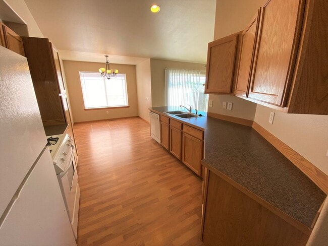 Building Photo - Spacious 3 Bedroom with Office - Fenced Lawn with Lawn Care Provided!