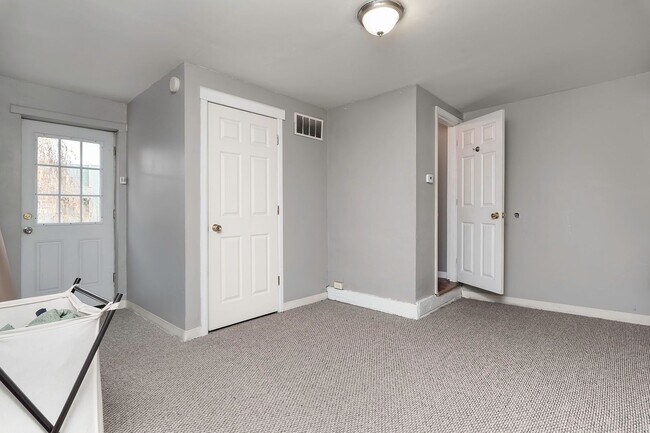 Building Photo - 3 bedroom in heart of South Side