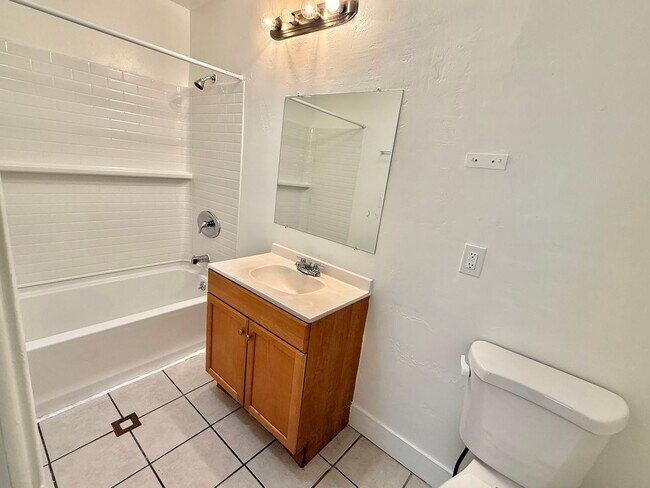 Building Photo - Spacious 4 Bedroom, 3 Bathroom Home with Driveway