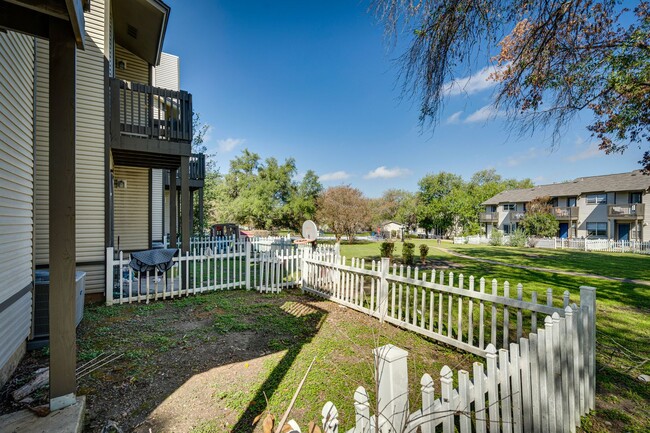 Building Photo - River Crossing Townhome - Downtown - Airpo...