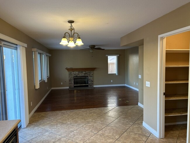 Building Photo - Gorgeous Oceanside Home