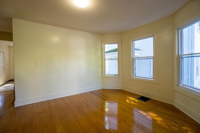 Building Photo - AVAILABLE 8/1/26  3 Story Townhouse On Qui...