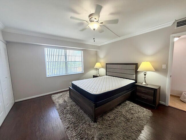 Building Photo - 3300 W Rolling Hills Cir