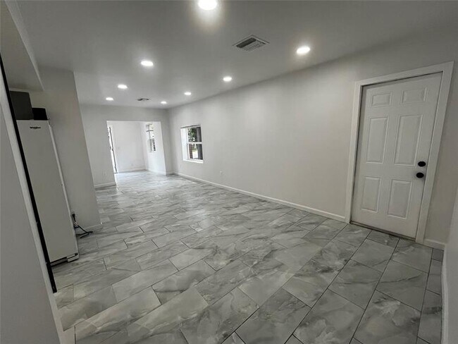 Building Photo - 136 NE 60th St