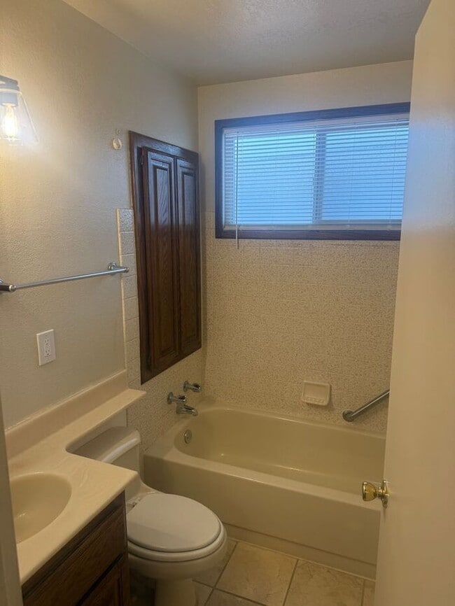 Building Photo - Charming 3 bedroom 2 bath home