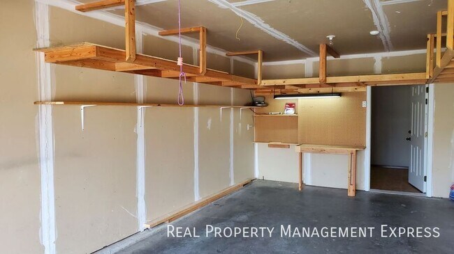 Building Photo - 2 Bed 2 Bath Townhouse with a View in West...