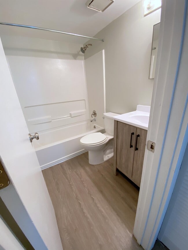 Building Photo - 1002 Linden Ave