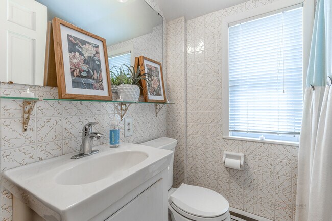 Building Photo - 3 Lakeview Dr