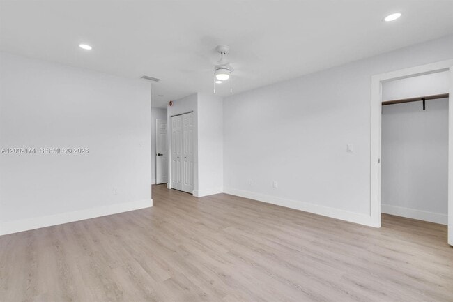 Building Photo - 8535 Casa Del Lago