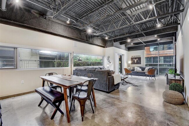Building Photo - 601 Brushy St